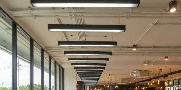 Reformas Integrales de Oficinas y Despachos Roda de Ter · Diseño e Instalación de Iluminación LED Eficiente