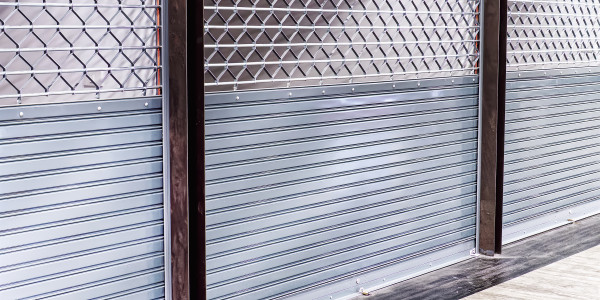 Reformas Integrales de Tiendas y Locales  Comerciales Castellterçol · Instalación de  Ventanas y Persianas Comerciales